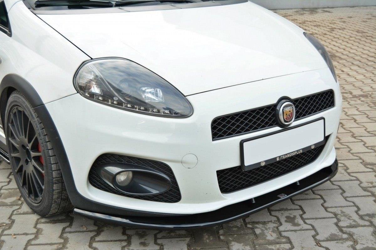 Spoiler til Fiat Grande Punto Abarth V.2, nærbilde av hvit front med sorte detaljer og Abarth-logo.