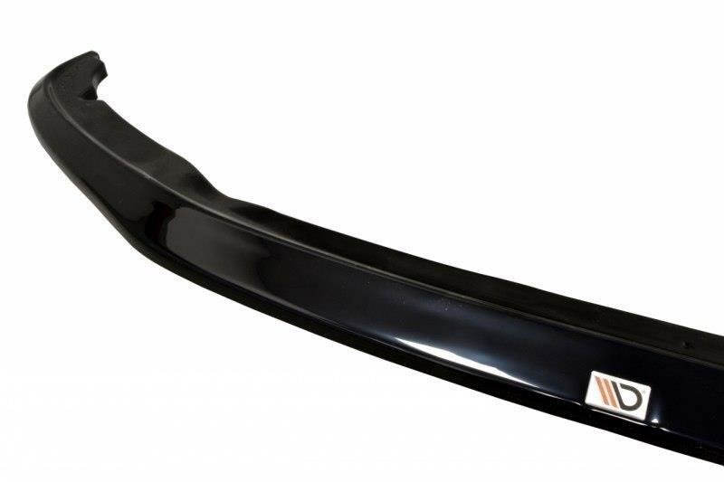 Front splitter til Honda Jazz MK1 V.1, sort plast med blank finish og metallisk emblem, skrå vinkel.