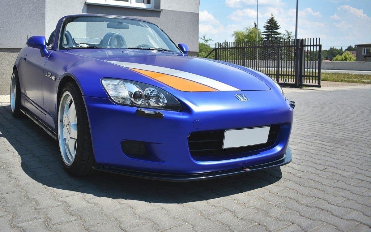 Frontspoiler Honda S2000 Glue Mount V.1 på blå cabriolet med hvit og oransje stripe, sett skrått forfra.