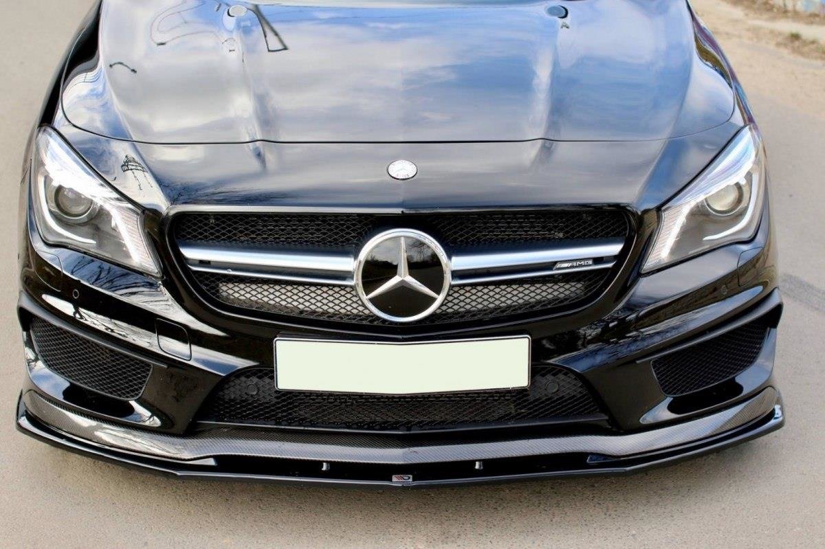 Frontspoiler Mercedes CLA 45 AMG C117 i sort blank karbonfiber med markerte luftinntak, sett forfra.