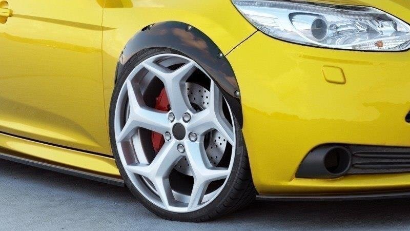Skjermforlengelse for Ford Focus ST MK3 i nærbilde av overflatestruktur