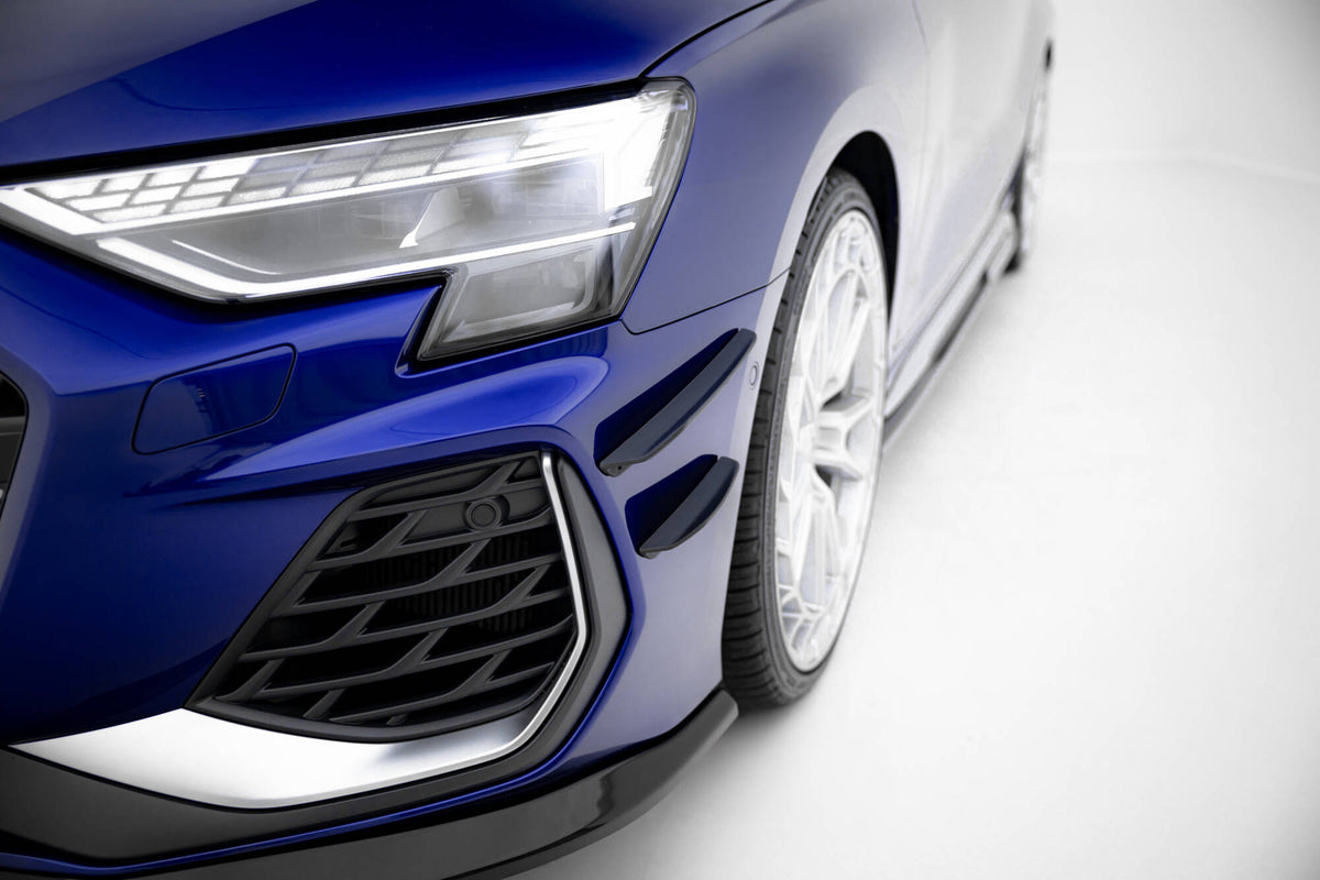Frontfanger vinger canards i svart for Audi A3 8Y S-Line montert på støtfanger med sporty aerodynamisk design