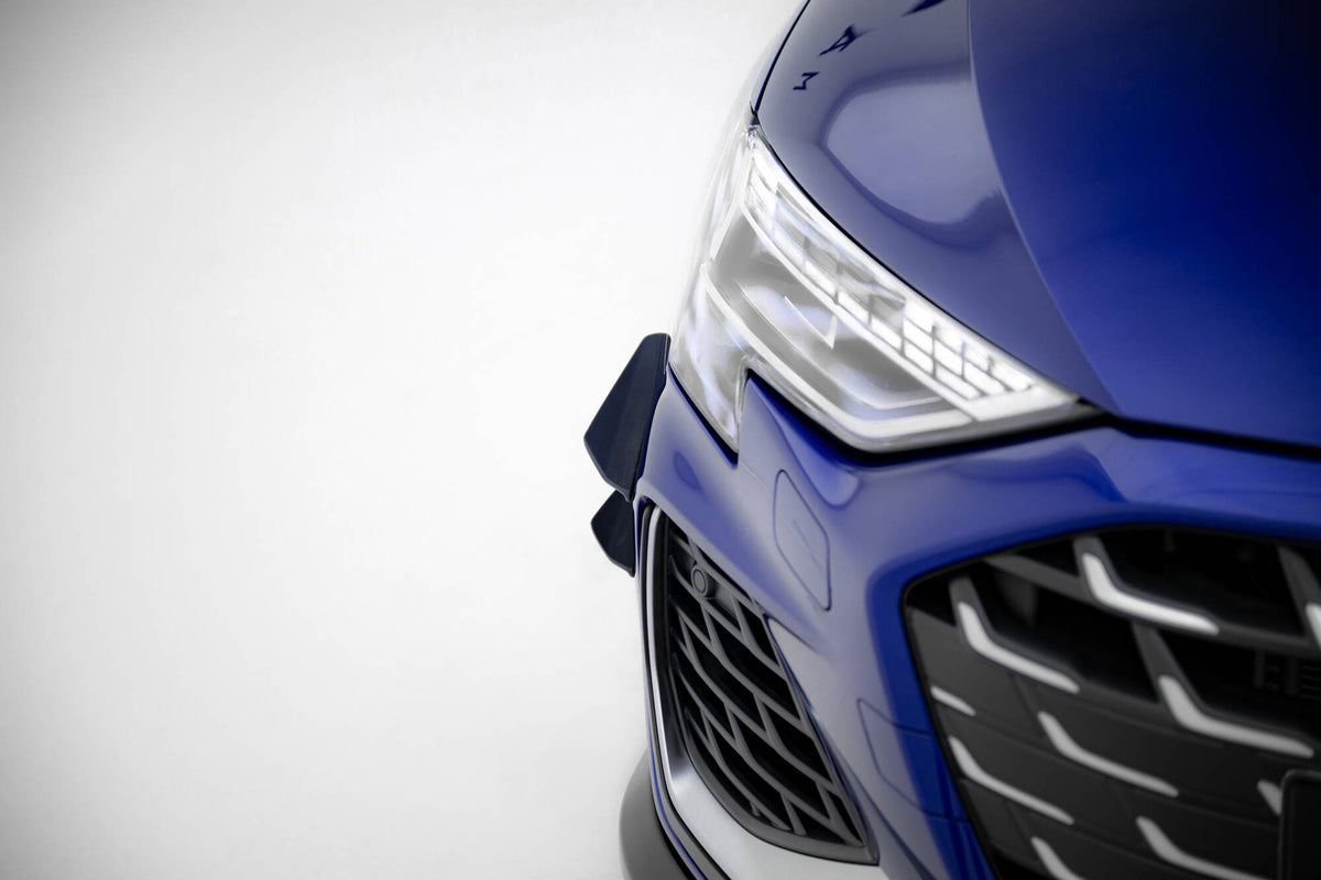 Sidevisning av frontfanger canards på Audi A3 8Y S-Line som gir aggressivt og dynamisk utseende