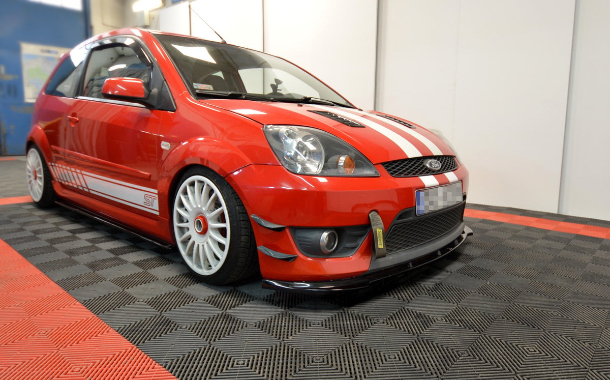 Frontfangervinger til Fiesta ST MK6 i nærbilde av overflate