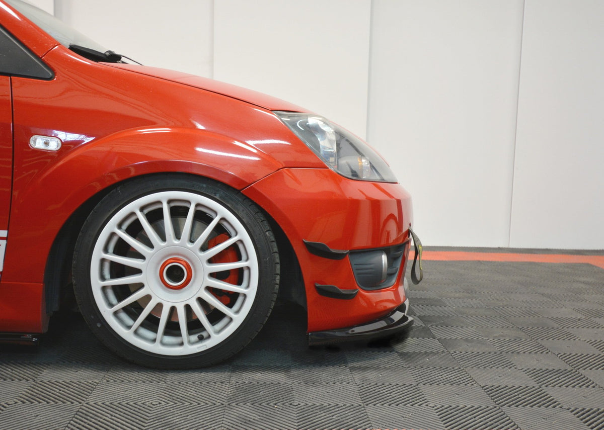 Canards til Ford Fiesta ST MK6 vist som par sett forfra
