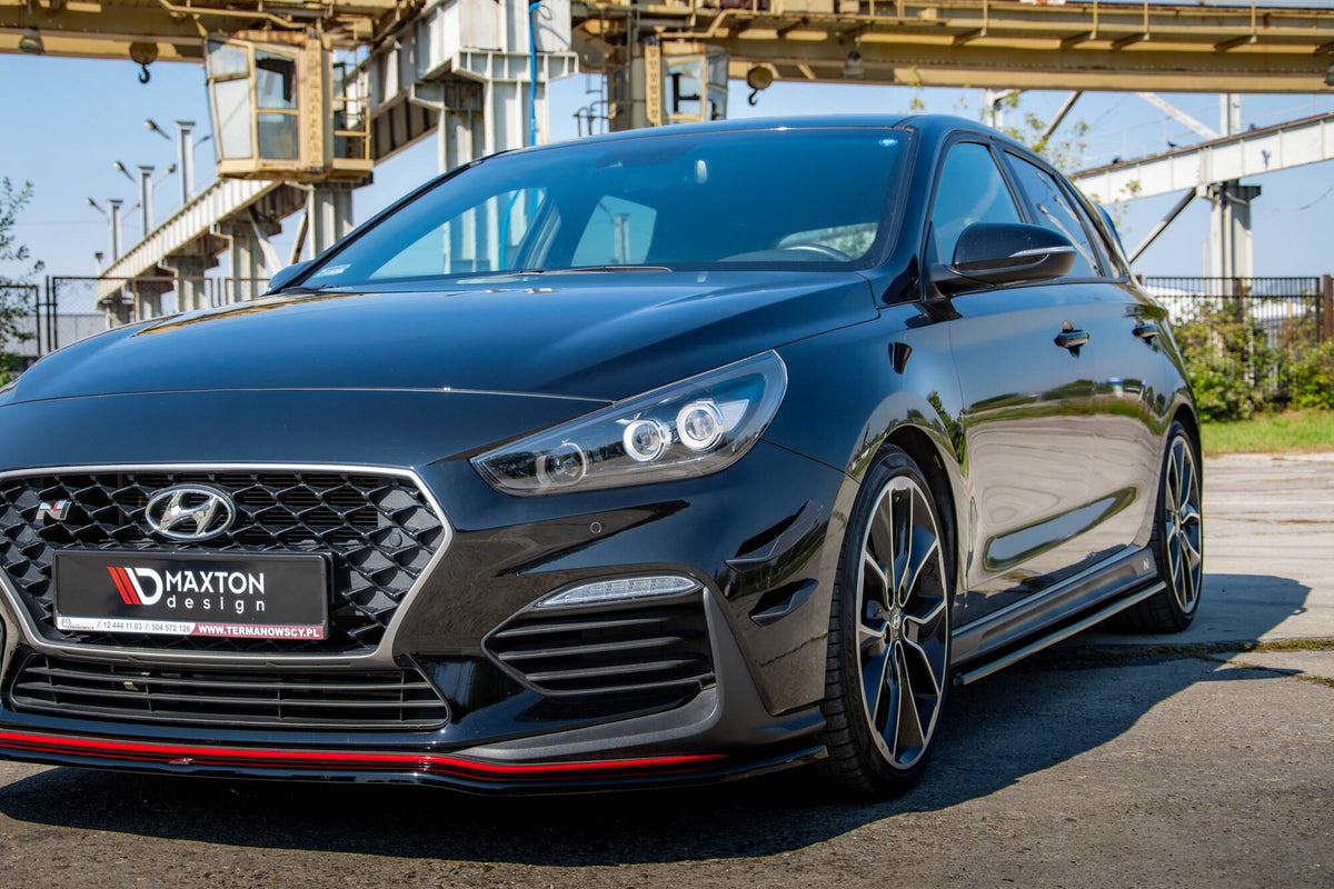 Frontfanger canards for Hyundai i30 N Mk3, sett ovenfra på hvit bakgrunn
