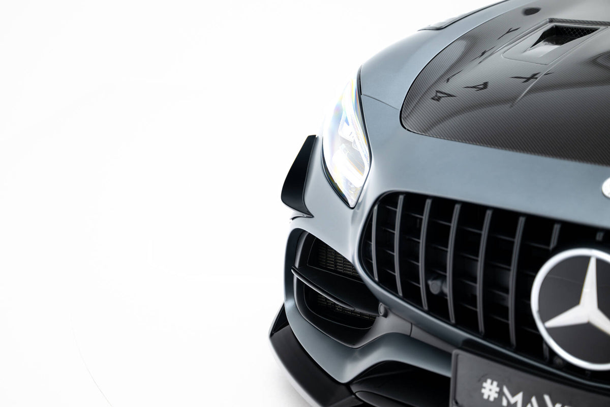 Nærbilde av canard montert på frontfangeren til Mercedes-AMG GT C C190