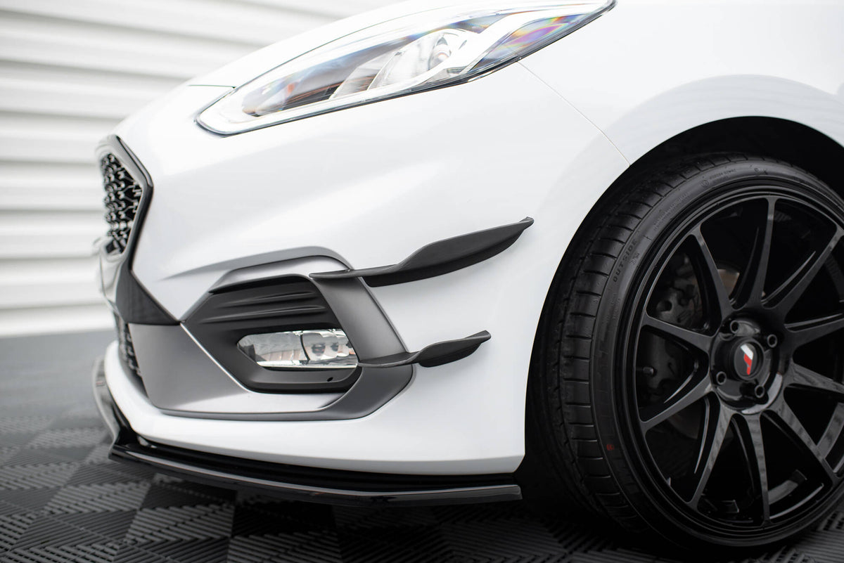 Frontfangervinger i ABS-plast til Ford Fiesta MK8 ST, nærbilde av overflaten