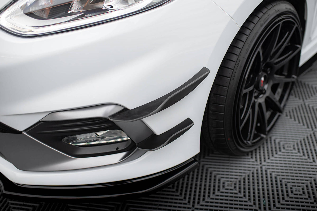 Canards V.2 fra Maxton Design for Ford Fiesta MK8 ST-Line, sett i skrå vinkel forfra