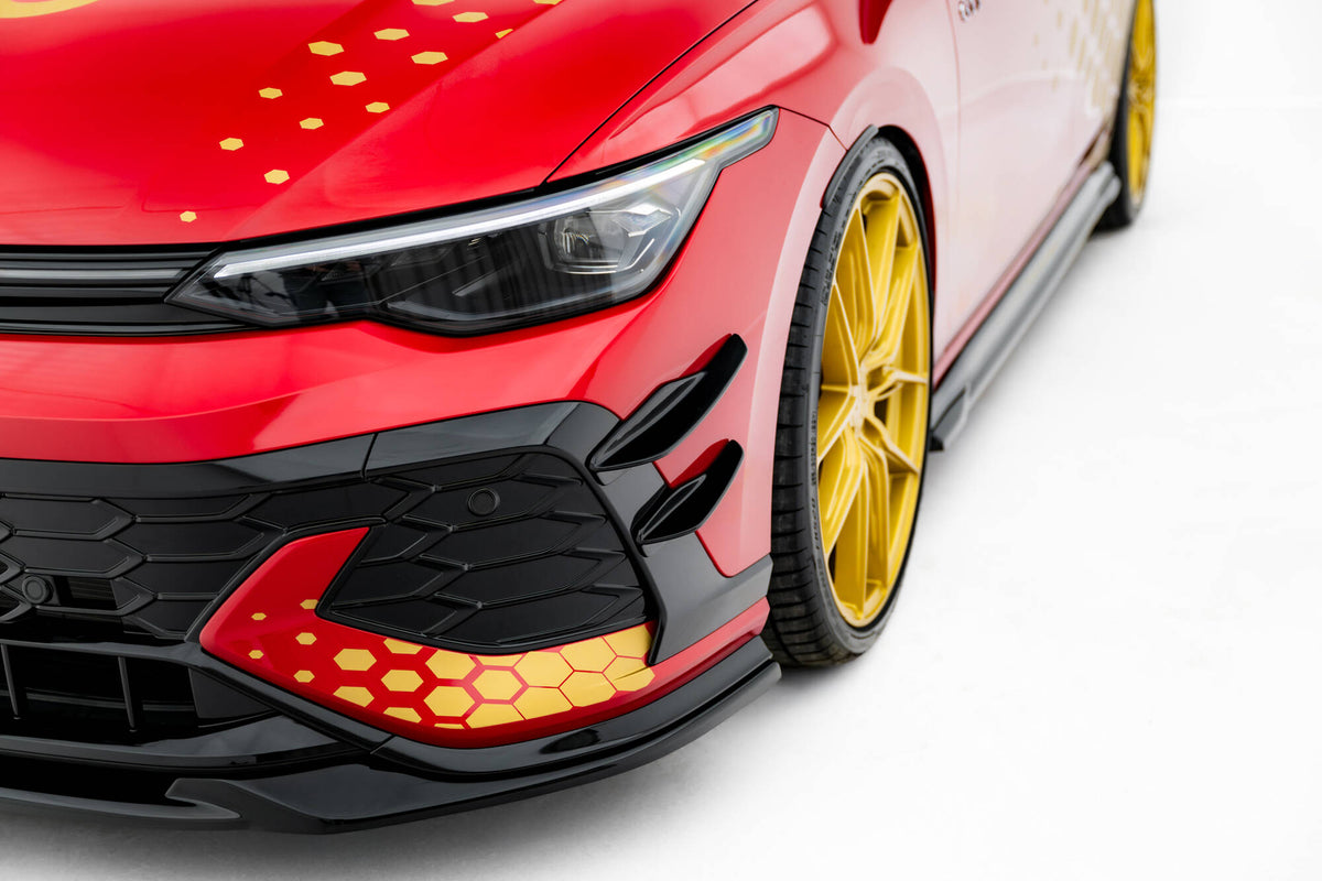 Frontfanger-vinger til VW Golf 8 GTI Clubsport / GTI Facelift – nærbilde av overflaten med blank svart finish