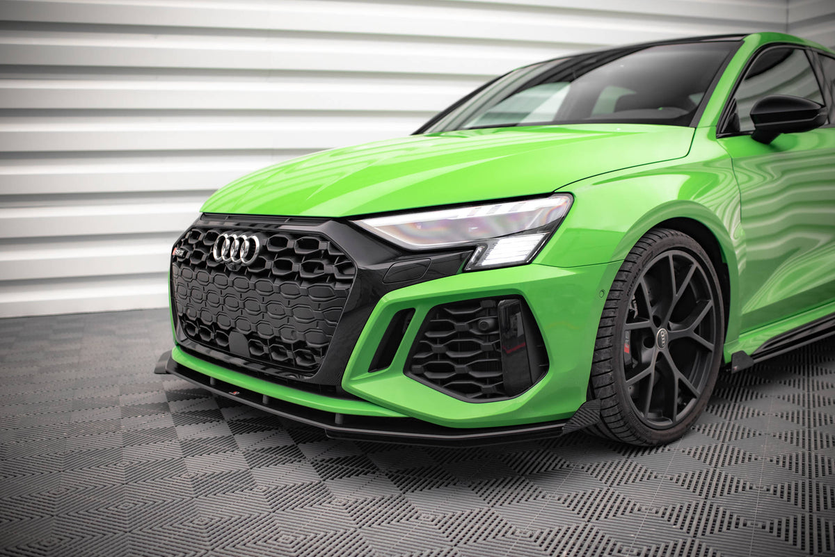 Frontfanger canards i sort til Audi RS3 8Y montert på støtfanger – gratis frakt