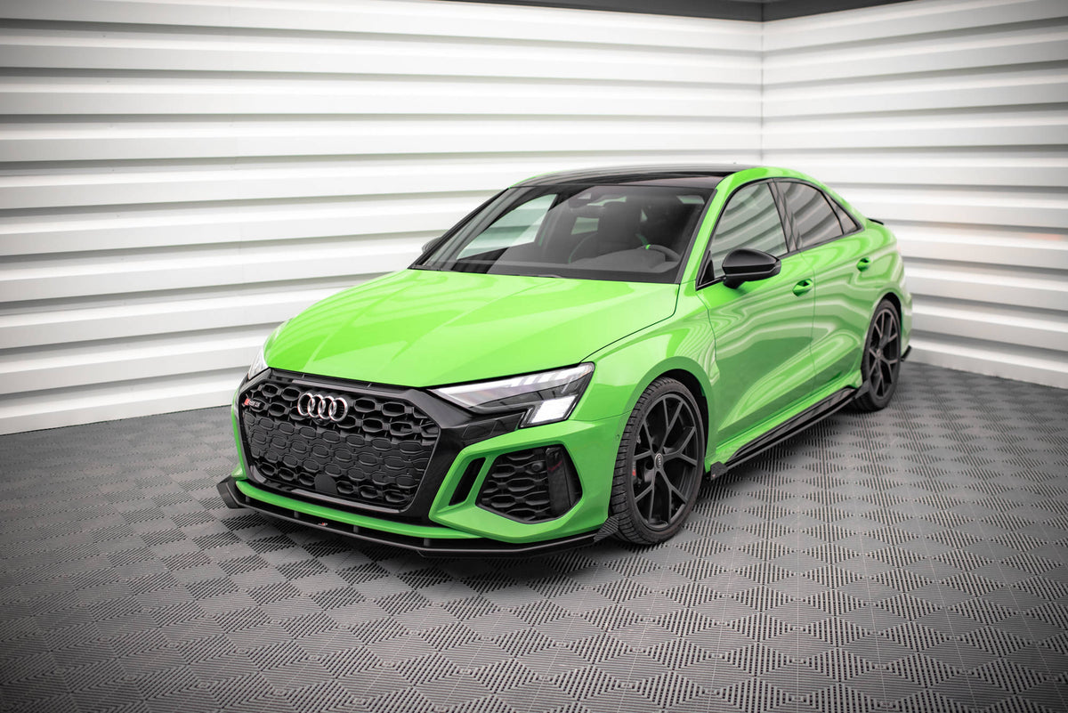 Sorte frontfanger vinger (canards) for Audi RS3 8Y gir aggressivt sportslig utseende