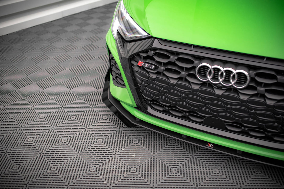 Nærbilde av canards på frontfanger til Audi RS3 8Y i høykvalitets materiale