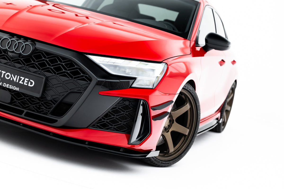 Nærbilde av canards til frontfanger på Audi RS3 8Y Facelift for sporty og aggressivt utseende