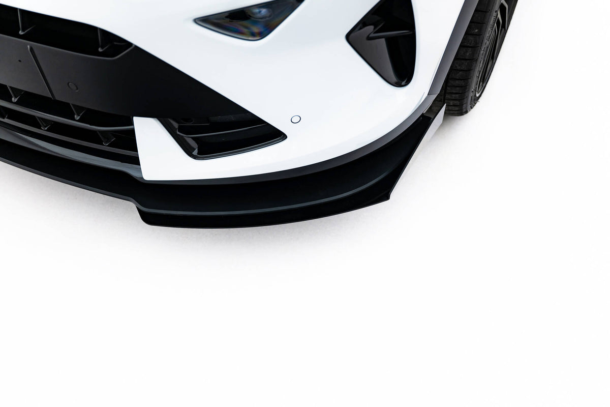 Frontfanger canards til Cupra Formentor Facelift i blank svart, sett forfra
