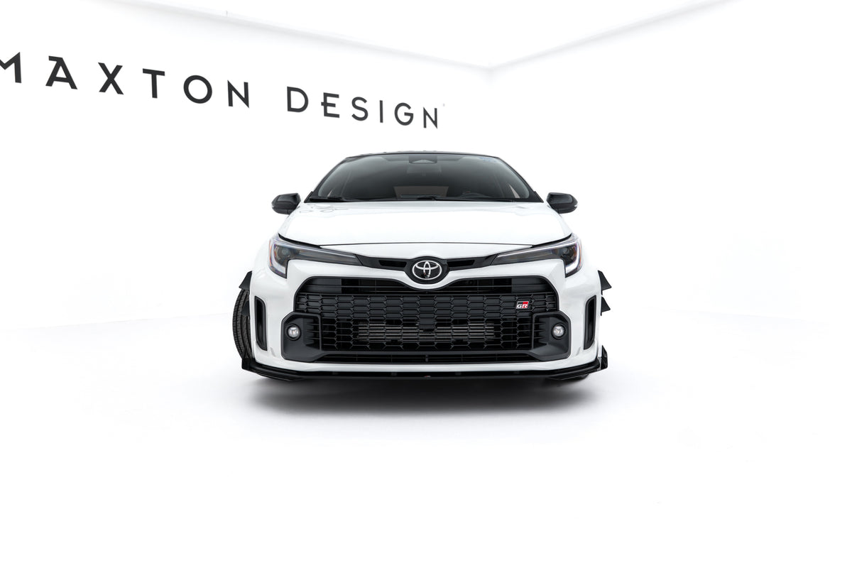 Par med frontfanger canards for Toyota GR Corolla MK12 lagt ut med beskyttelsesfolie og innpakning