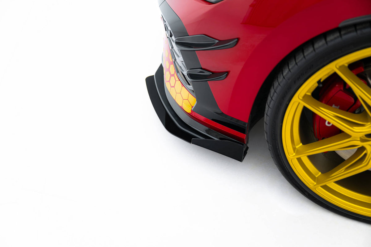 Frontfanger canards for VW Golf 8 GTI Clubsport / GTI Facelift montert på bil med sportslig styling