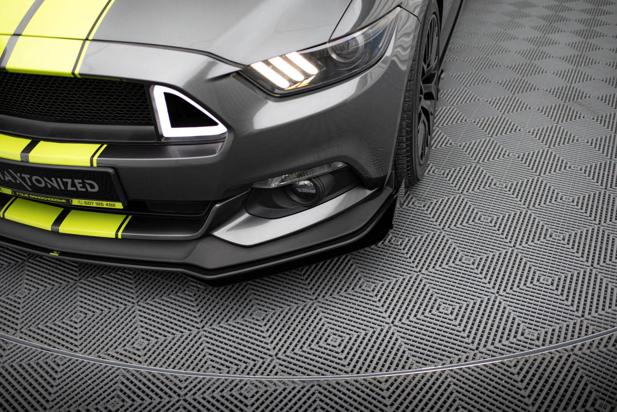 Street Pro canards til Ford Mustang GT Mk6 i blank svart ABS-plast, sett forfra
