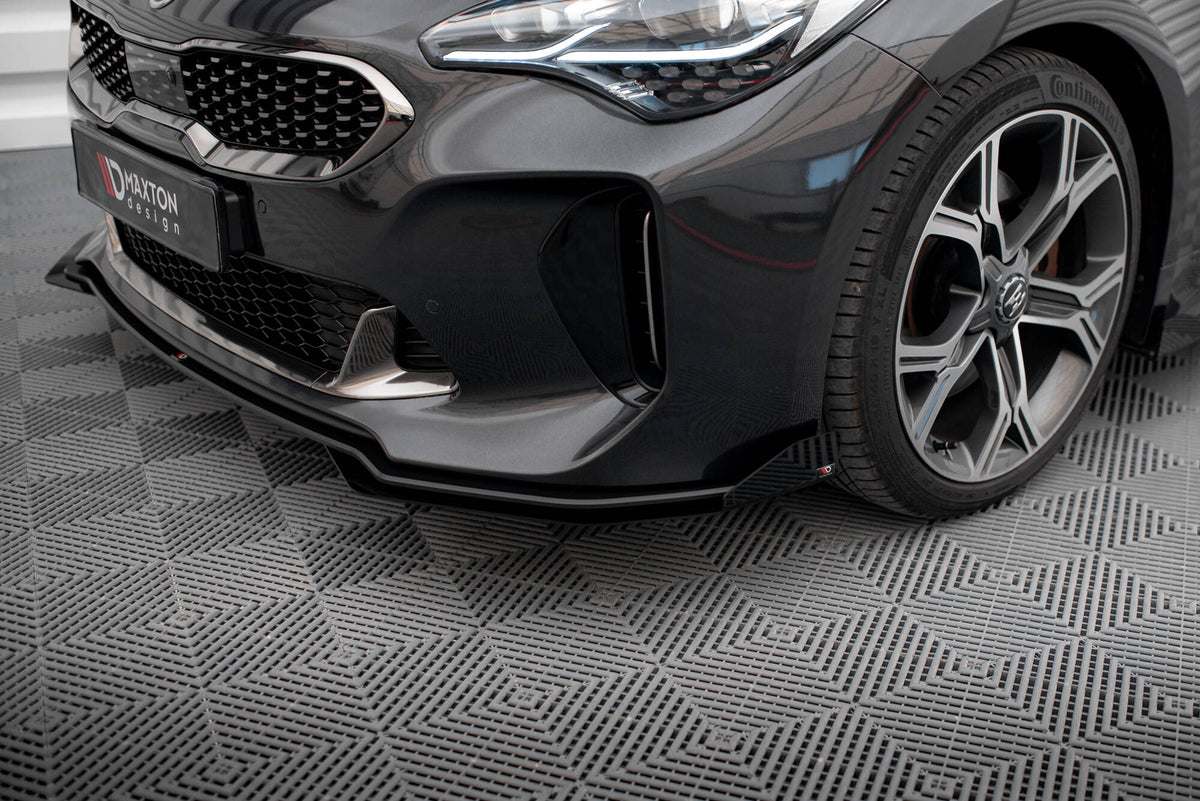 Canards til frontsplitter for Kia Stinger Mk1 i blank svart ABS-plast, sett forfra