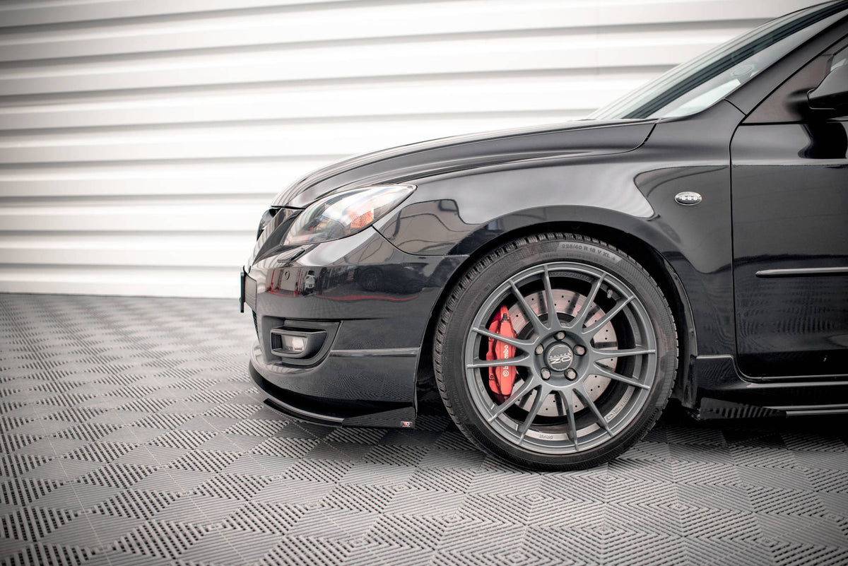 Canards til Mazda 3 MPS Mk1 i matt svart Racing Durability-utførelse sett forfra