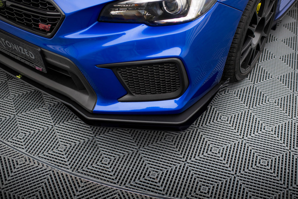 Frontfanger canards til Subaru WRX STI Mk1 Facelift i blank svart finish, sett forfra