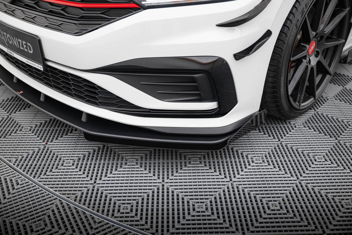 Frontfanger vinger til VW Jetta GLI MK7 i matt svart ABS-plast, sett forfra