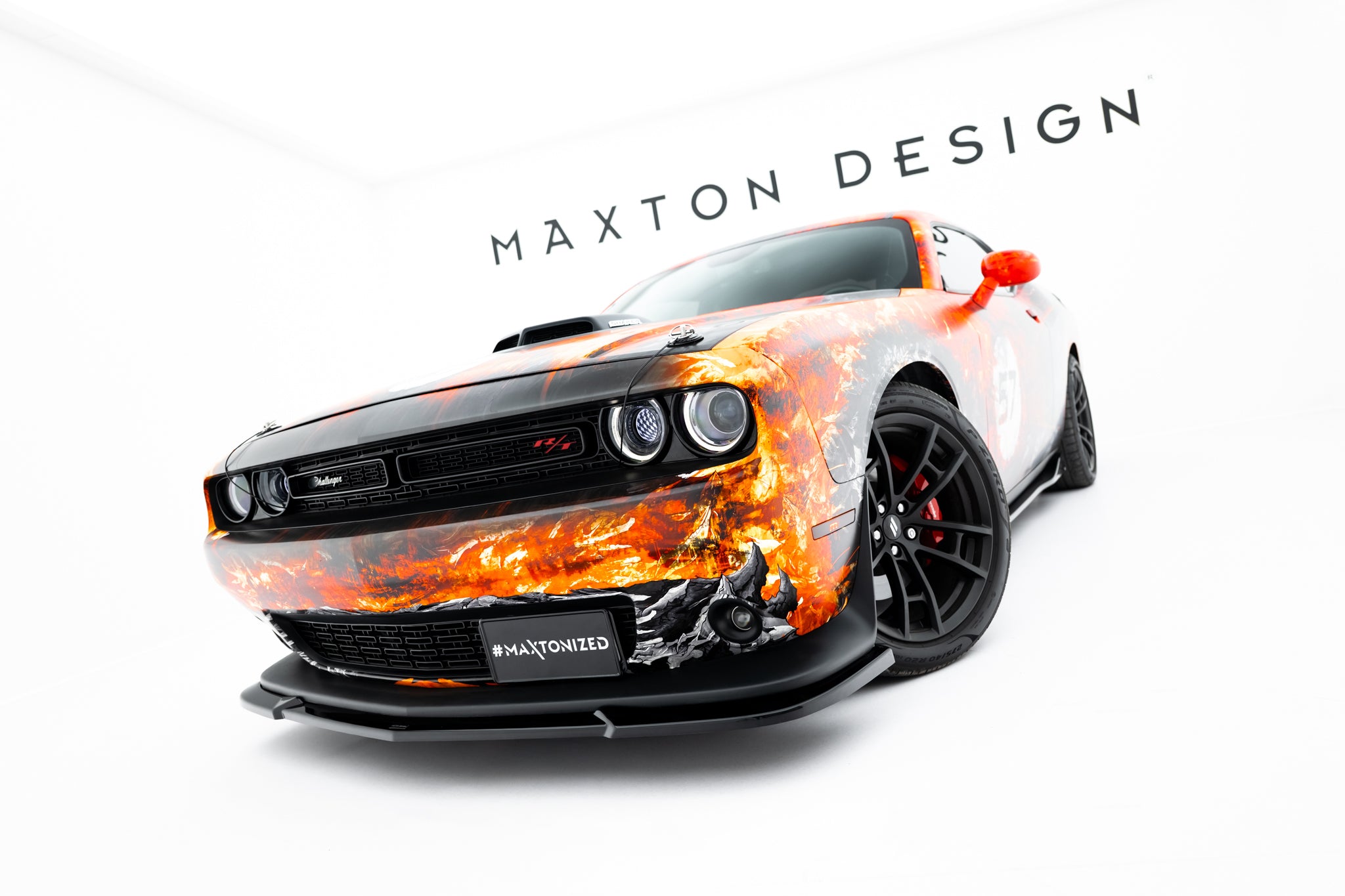 Frontspoiler Dodge Challenger GT MK3 Facelift med oransje flammefoliering, svarte felger og markante frontlys.