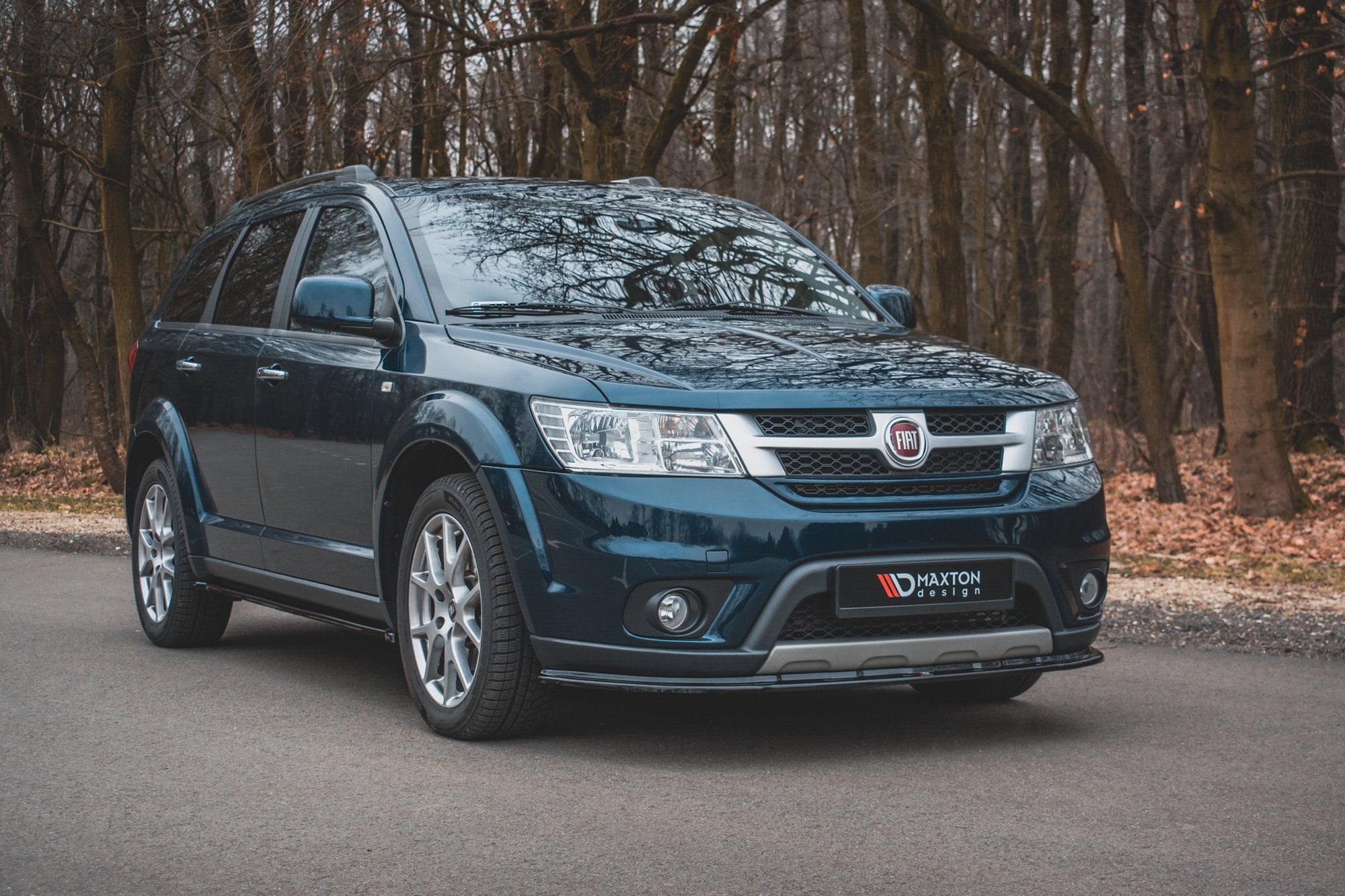 Frontspoiler på Fiat Freemont mørkblå SUV sett fra venstre front med sølvgrill og aluminiumsfelger.