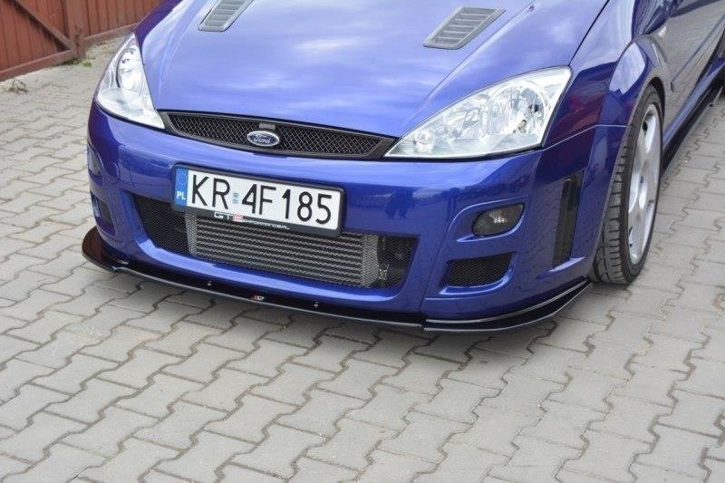 Frontspoiler til Ford Focus RS MK1, sort splitter og store luftinntak på blå bil sett forfra.