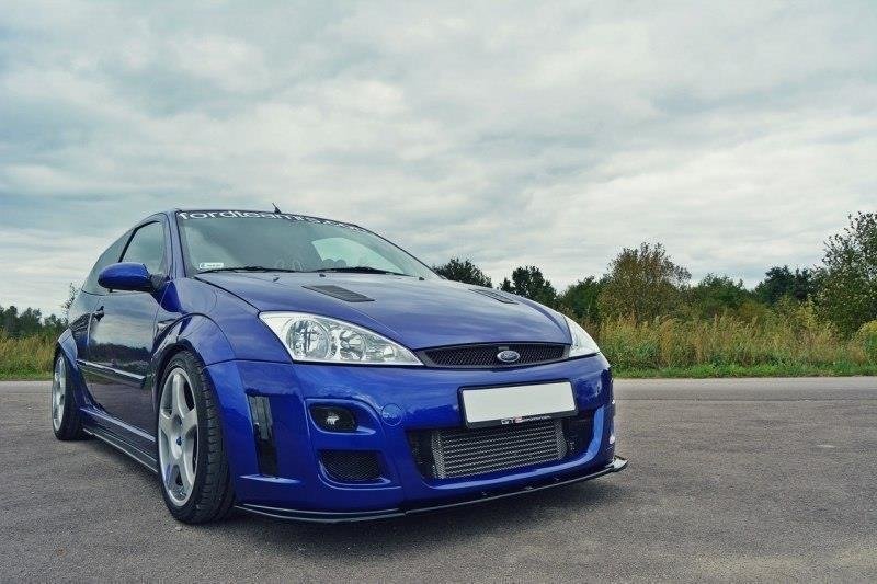 Spoiler på blå Ford Focus RS MK1 med bred bodykit, store felger og synlig intercooler foran.