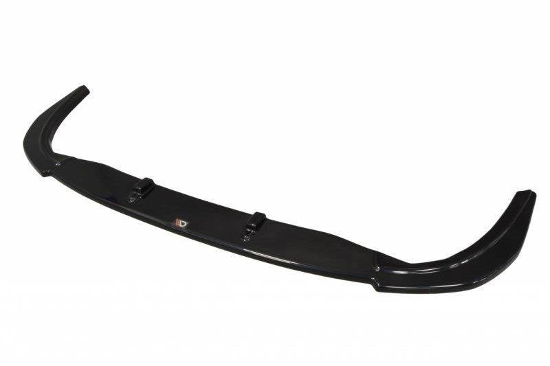 Front lip til Ford Focus RS MK1 i svart blank plast med tre fester, sett skrått ovenfra på hvit bakgrunn.