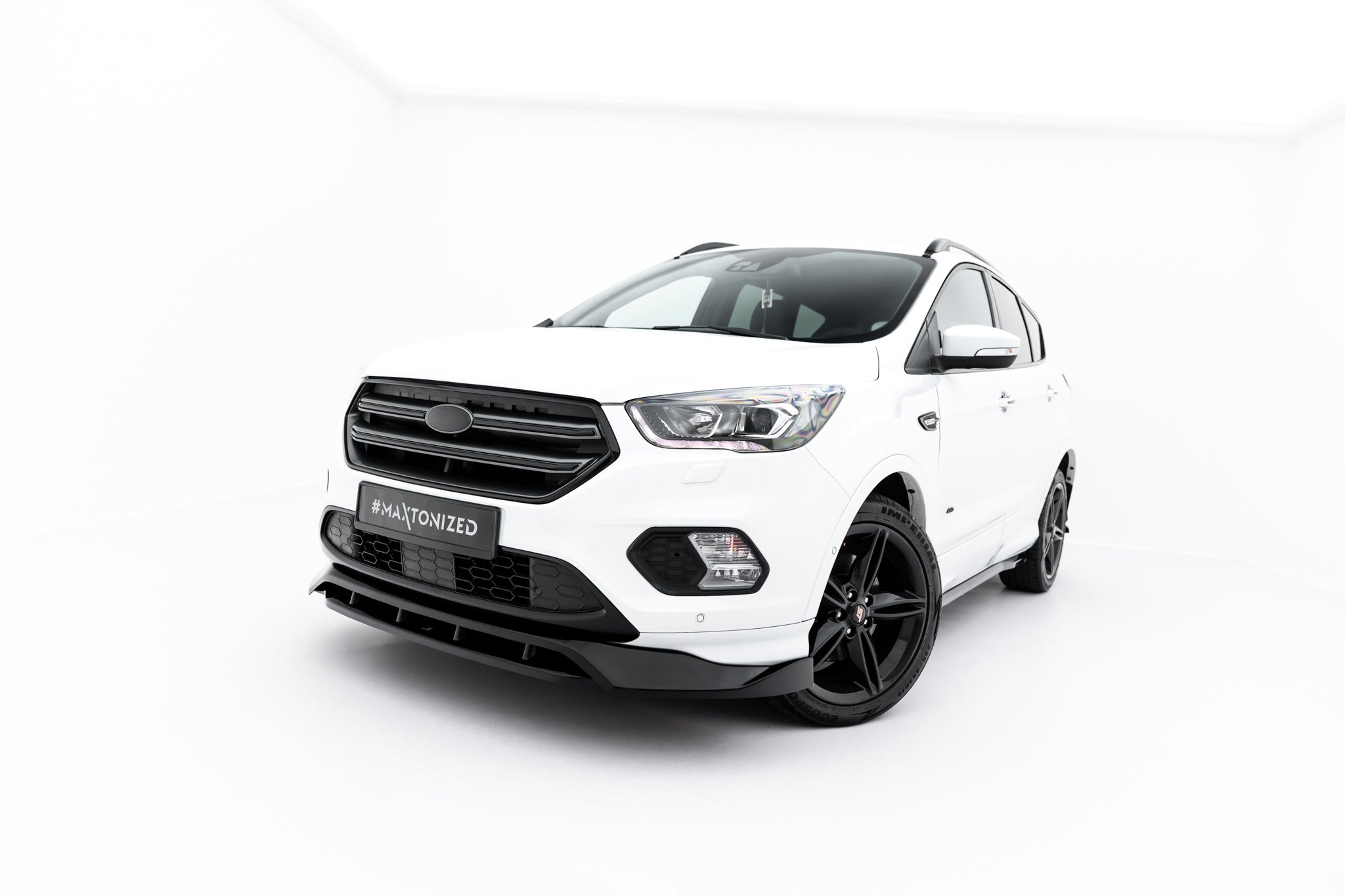 Frontspoiler Ford Kuga St-Line MK2 Facelift hvit SUV med sorte felger og detaljer, sett forfra i lyst rom.