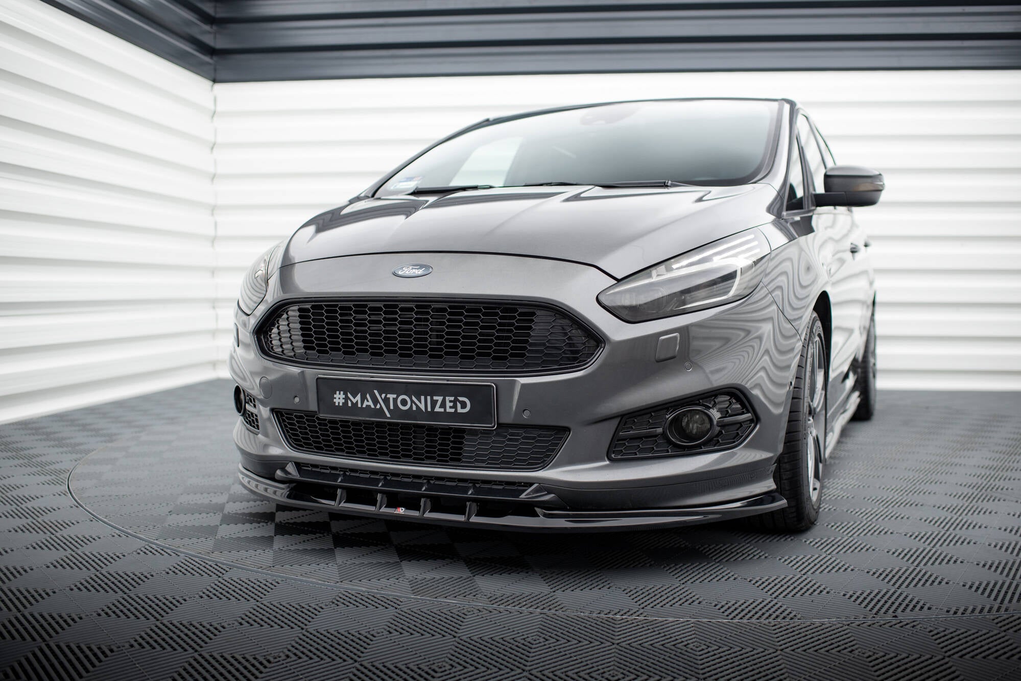 Frontspoiler Ford S-Max St-Line MK2 med sorte detaljer sett forfra, skilt merket #MAXTONIZED.