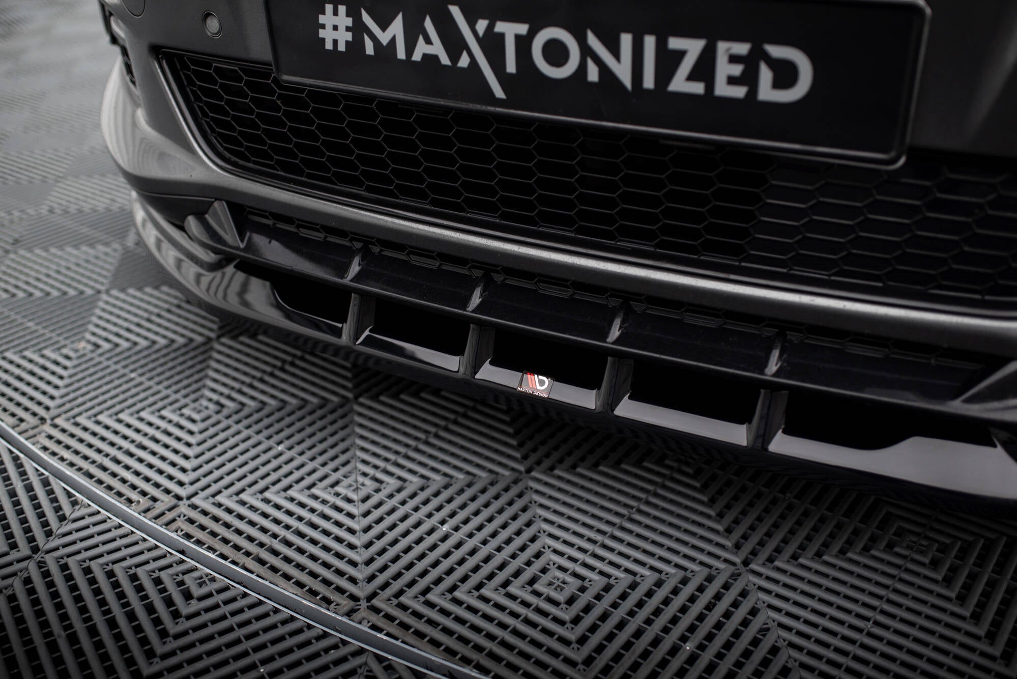 Spoiler til Ford S-Max St-Line MK2 med sort diffsor og bikubemønstret grill, Maxton Design-logo.