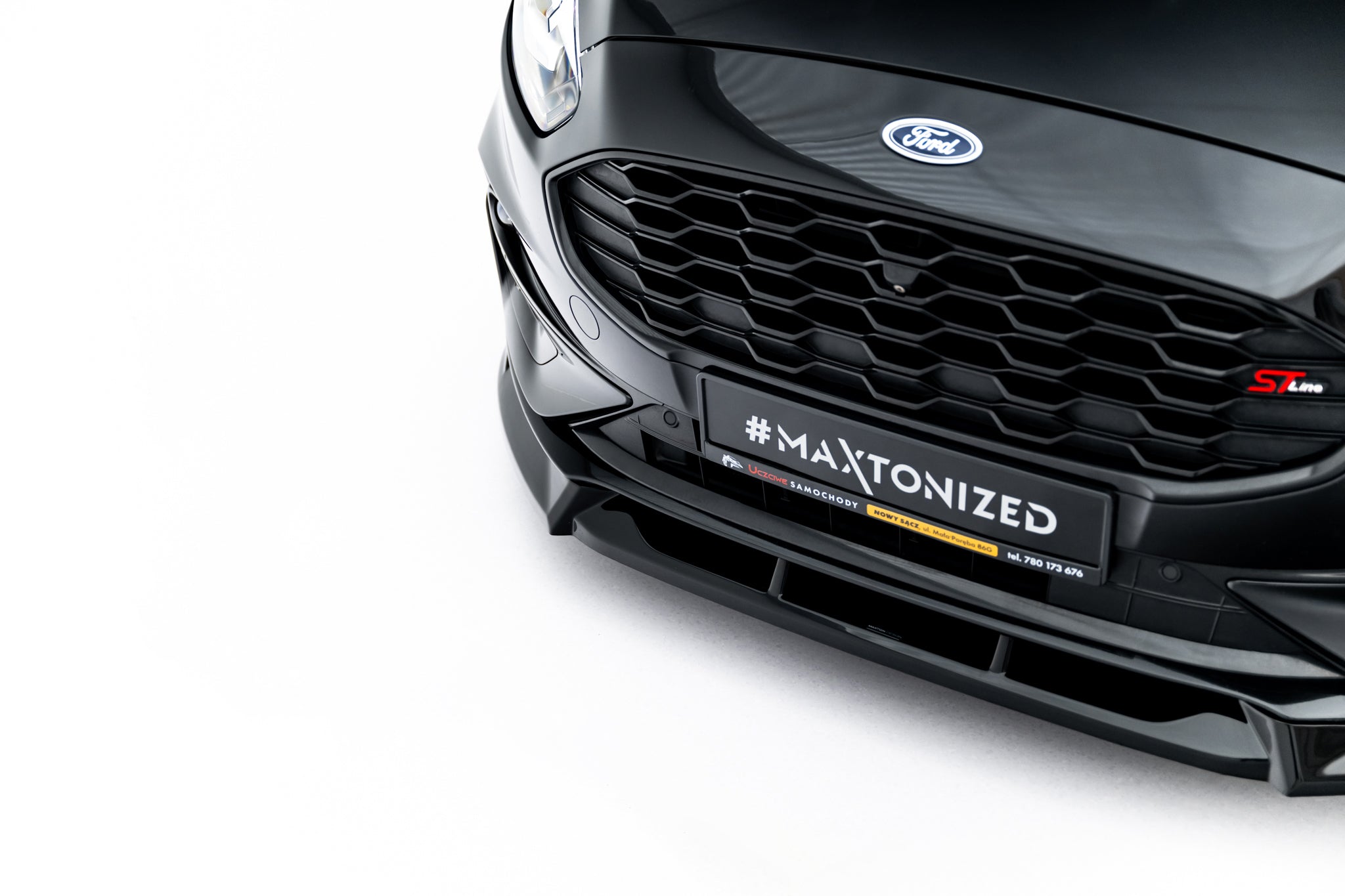 Frontleppe til Ford S-Max St-Line MK2 Facelift med blank grill og detaljert sort støtfanger.