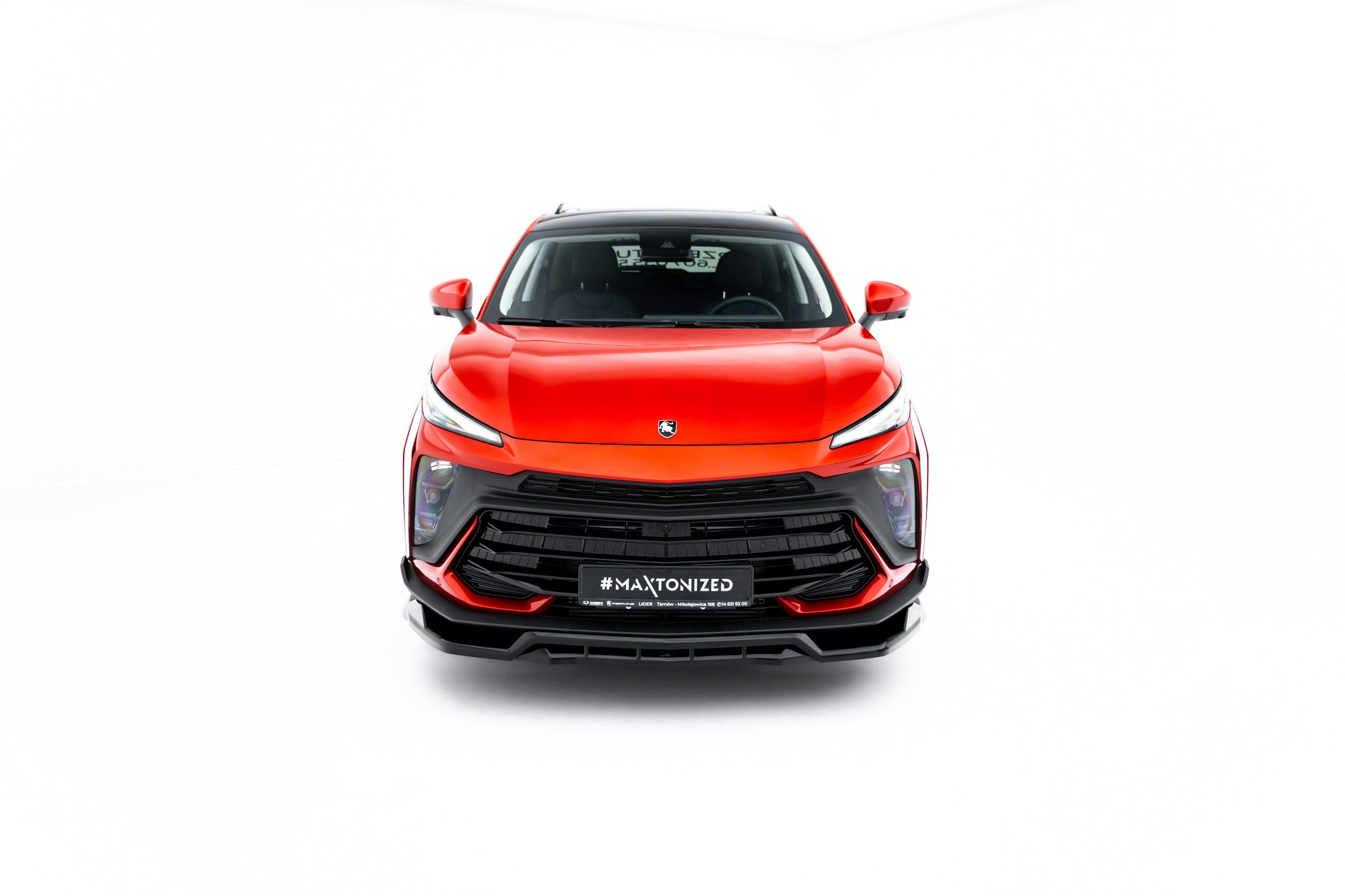 Spoiler på Forthing T-Five MK1 rød SUV med sort grill og LED-lykter, sett forfra mot hvit bakgrunn.