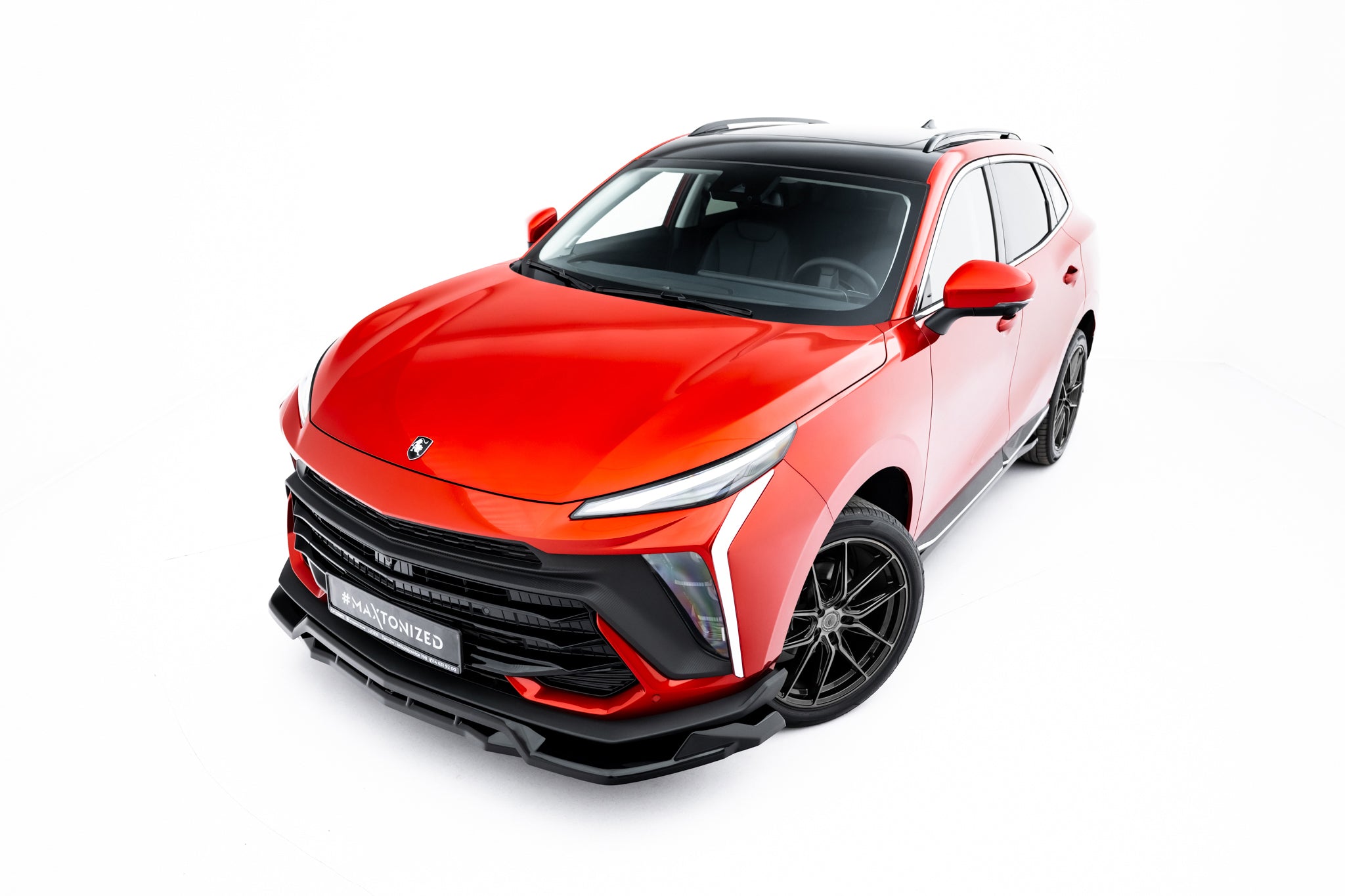 Frontleppe på Forthing T-Five MK1 SUV i metallic rød med svart tak og sporty LED-frontlys.