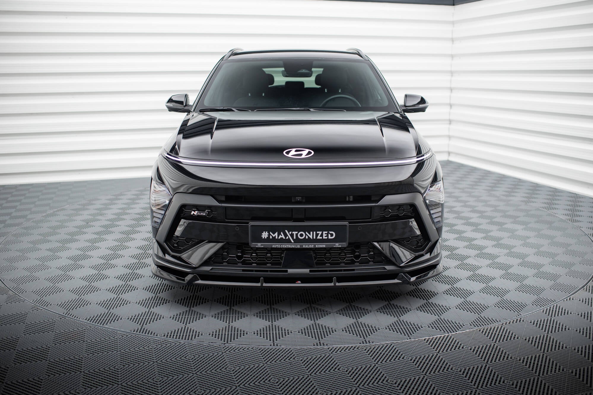 Frontleppe på Hyundai Kona N-Line MK2, sort SUV sett forfra med lysstripe og markerte panserlinjer.