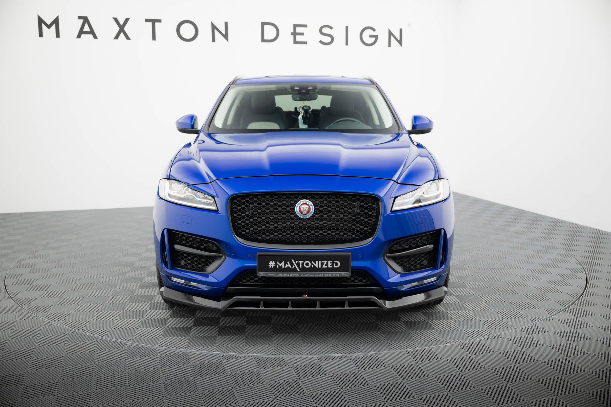 Frontleppe på Jaguar F-Pace R-Sport MK1 med sort grill og karbonfiberaktig frontsplitter.