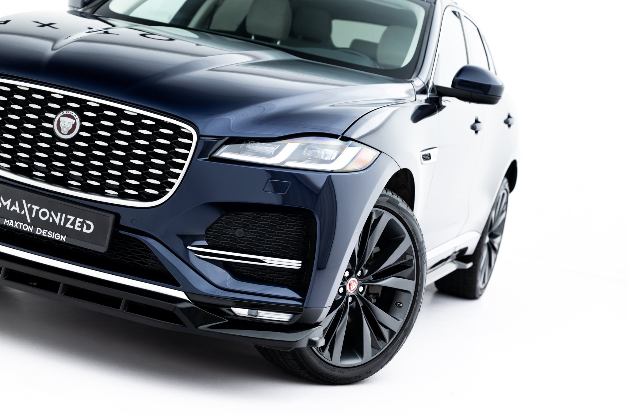 Front lip på Jaguar F-Pace R-Sport MK1 Facelift med sort grill, LED-frontlys og mørke felger.