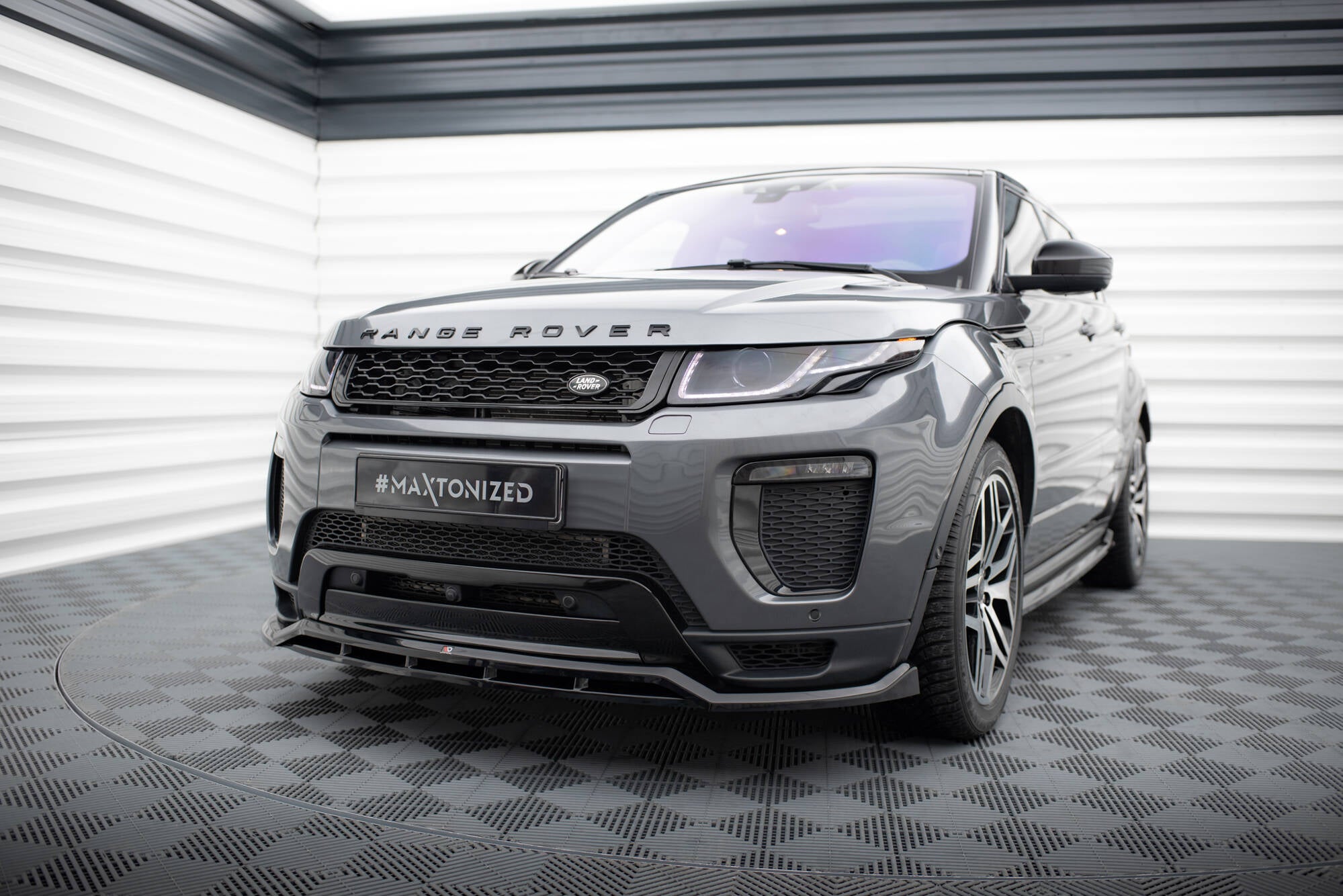 Frontspoiler på grå Land Rover Range Rover Evoque HSE Dynamic MK1 Facelift med sorte detaljer.