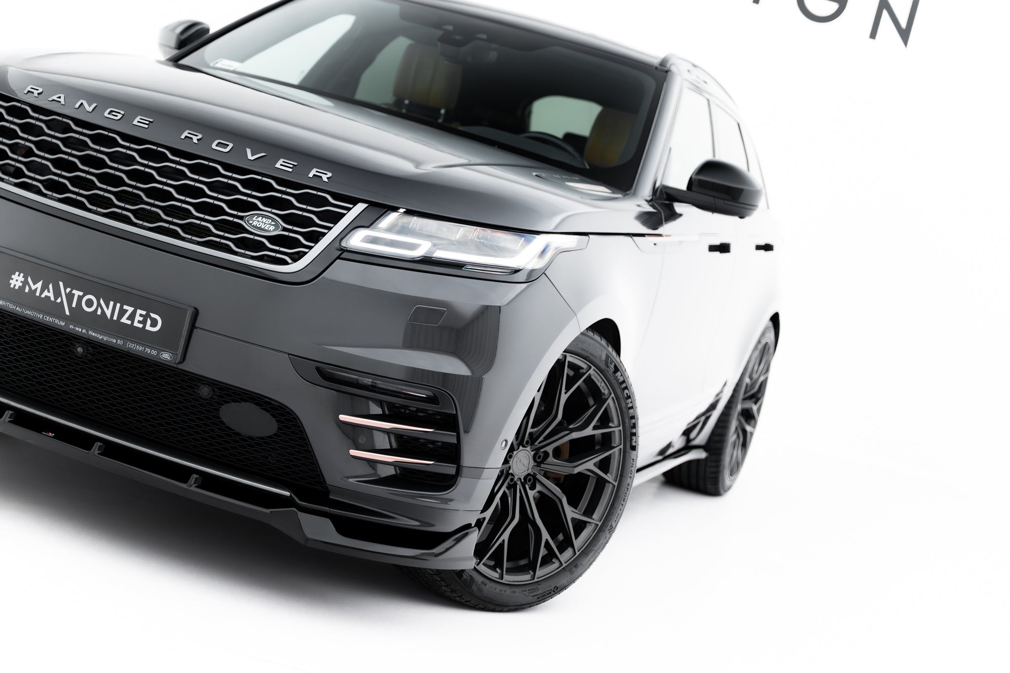 Frontspoiler Land Rover Range Rover Velar R-Dynamic MK1 SUV sett skrått forfra med grill og LED-lys.