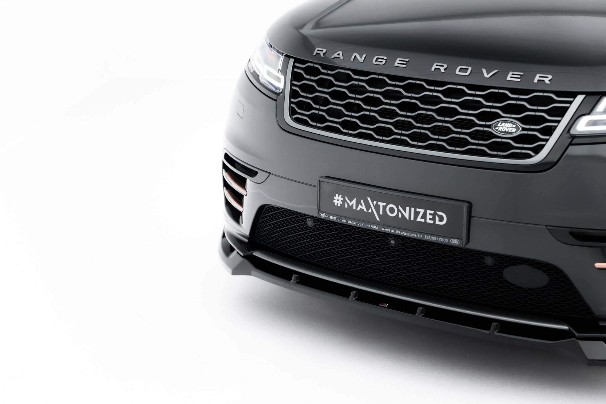 Front splitter til Land Rover Range Rover Velar R-Dynamic MK1 med svart grill og Maxtonized-skilt.