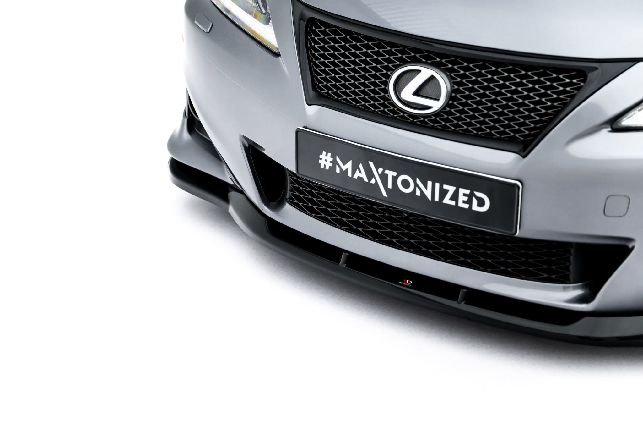 Front lip på Lexus Is F-Sport MK2 med sort plastspoiler, synlig grill og skilt med #MAXTONIZED.