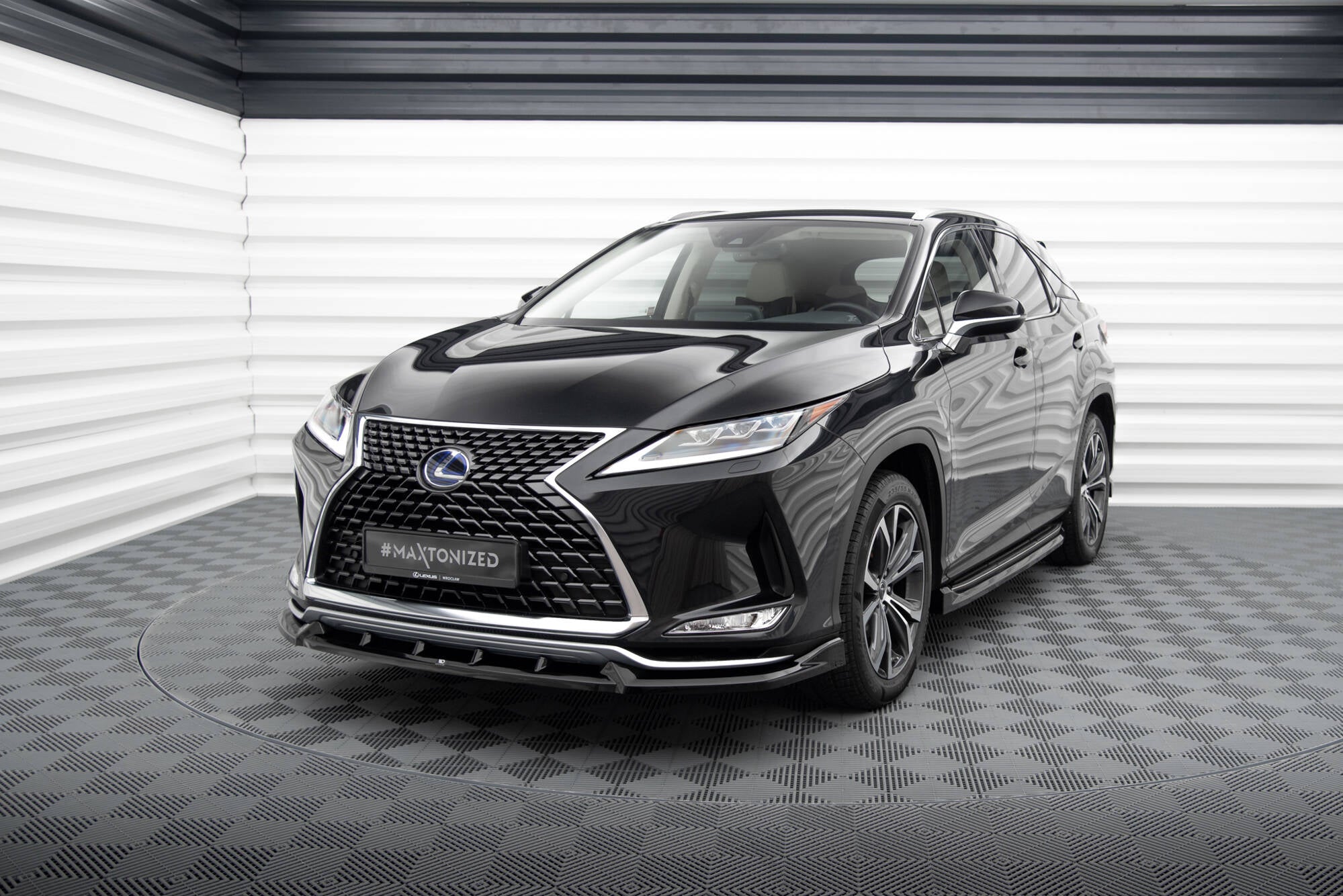 Frontspoiler Lexus RX MK4 Facelift på sort SUV med LED-frontlykter i lyst, geometrisk rom.