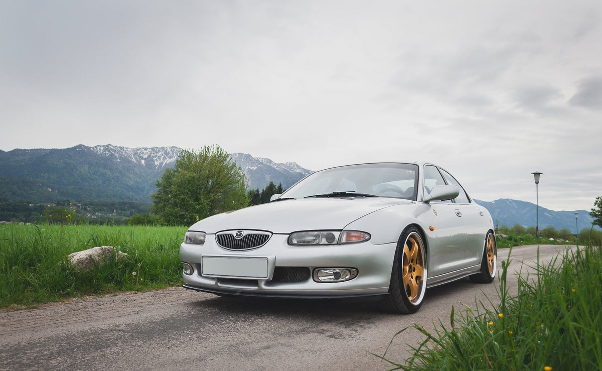 Front splitter for Mazda Xedos 6 fotografert i skrå vinkel