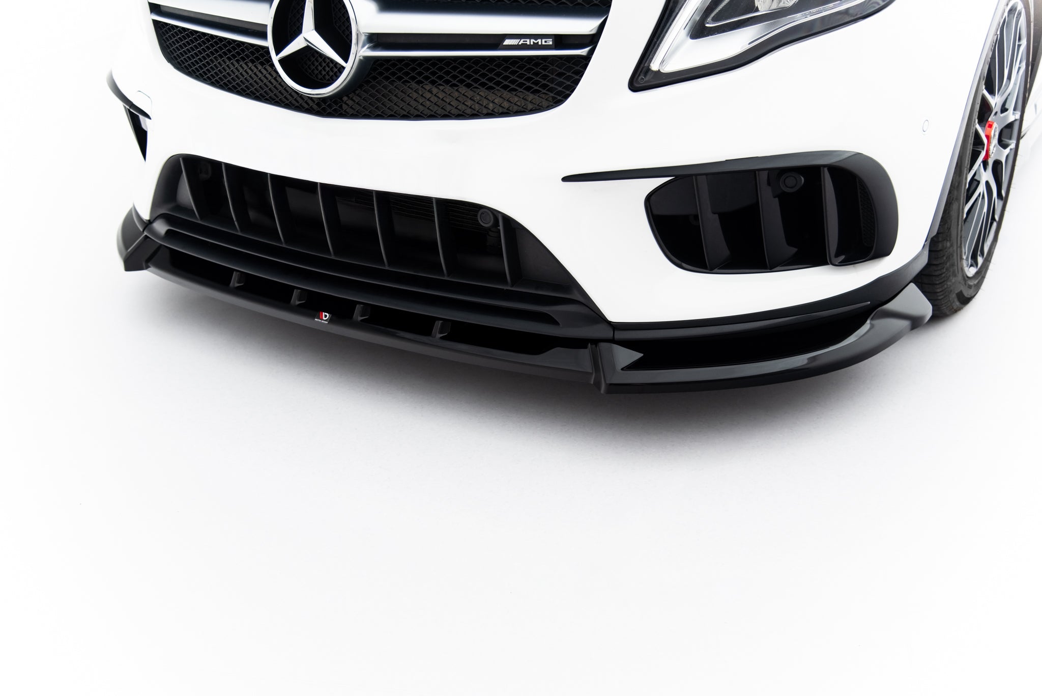 Frontleppe til Mercedes Gla 45 AMG X156 Facelift i blank sort plast sett fra skrå vinkel foran.