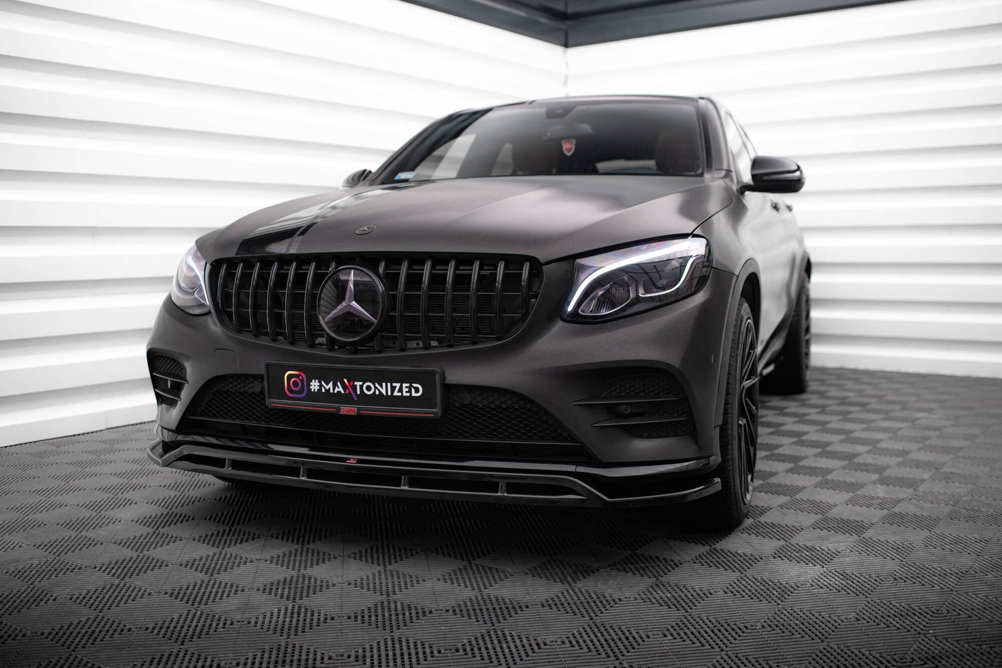 Frontspoiler på Mercedes GLC Coupe AMG-Line C253 med matt svart finish og markant grill.