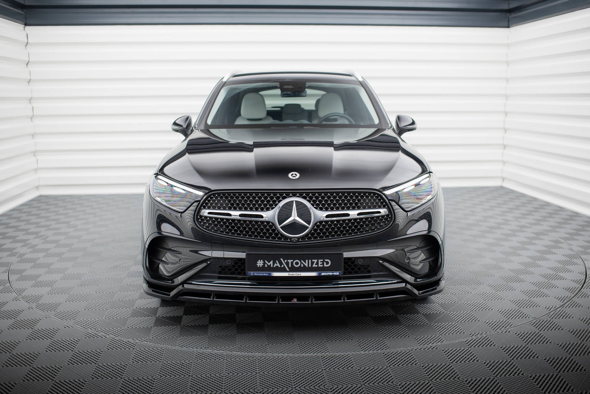Frontleppe på Mercedes GLC SUV AMG-Line X254 sett forfra med kromdetaljer og tydelig logo.