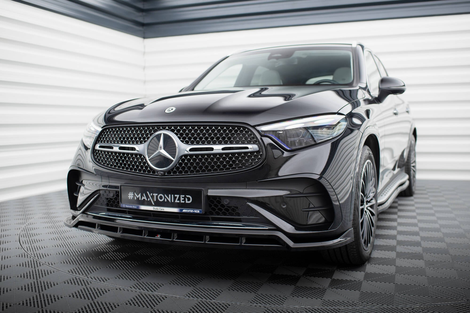 Frontspoiler Mercedes GLC SUV AMG-Line X254 sett forfra med diamantgrill og store lykter.